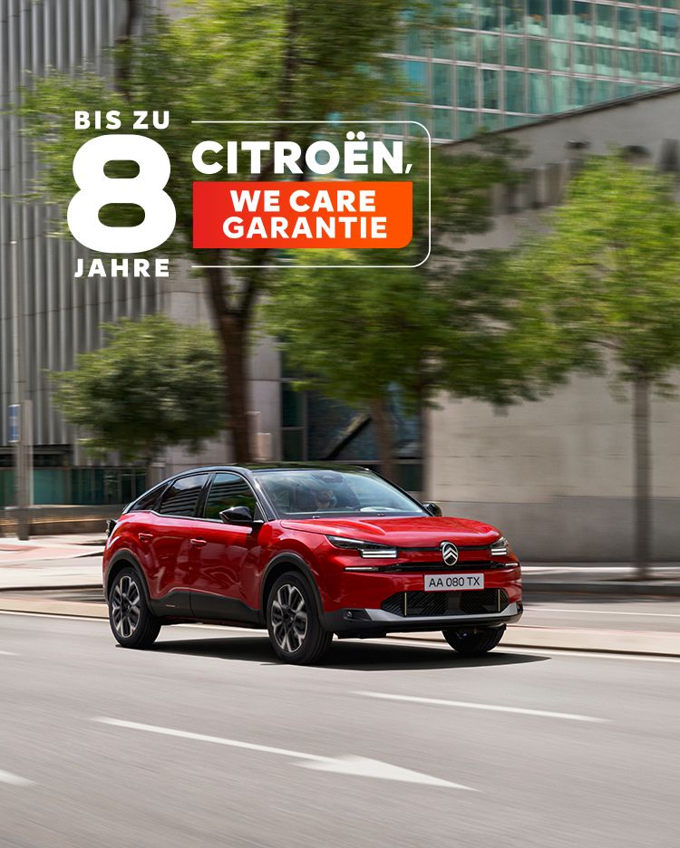 Der neue Citroën C4 in rot fährt durch eine Stadt