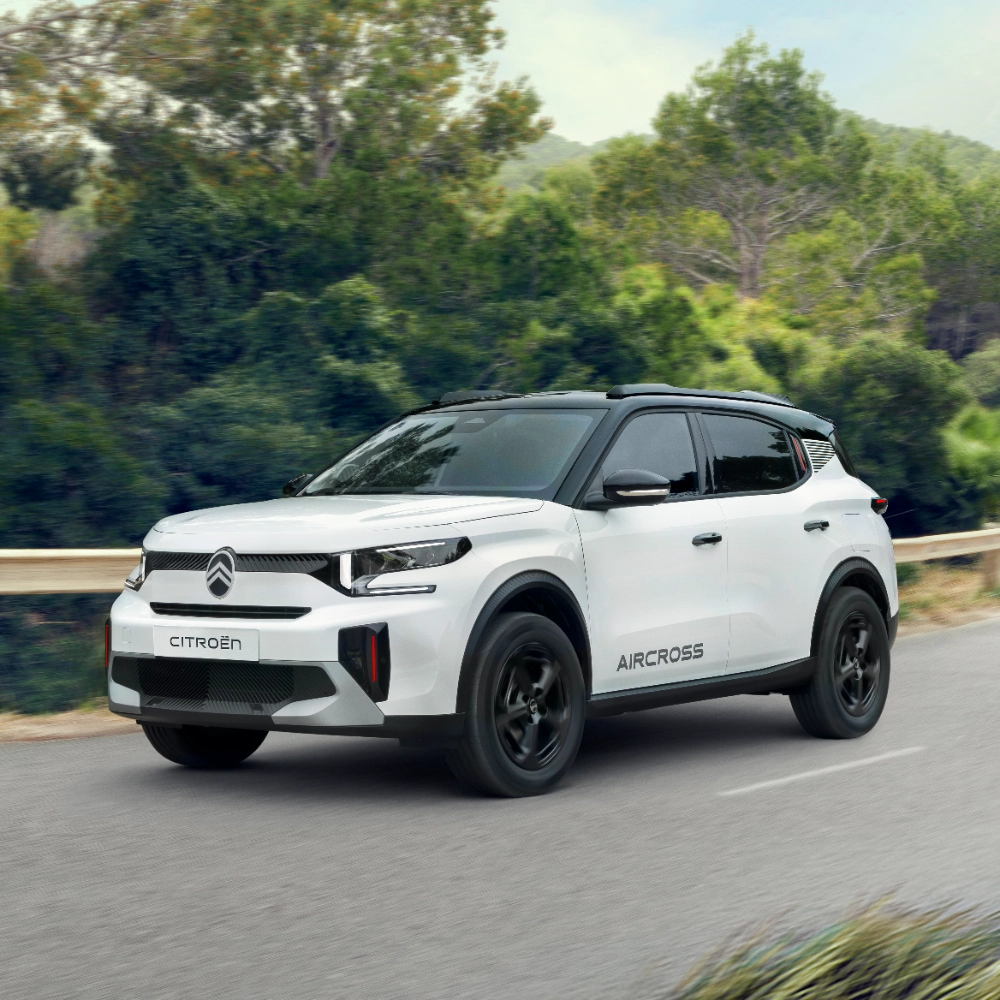Frontale Dreiviertelansicht auf der Straße des Citroën C3 Aircross Kompakt-SUV mit preisgekröntem Design und 8-Jahres-Garantie für zuverlässige, erschwingliche Mobilität.