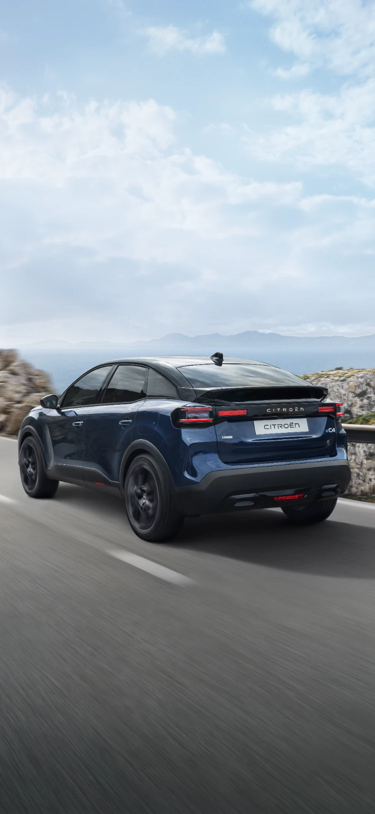 Frontale Dreiviertelansicht des ë-C4, die aerodynamisches Crossover-Design, Effizienz und Stil für eine erstklassige moderne Präsenz hervorhebt