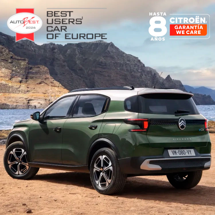 Vista trasera tres cuartos junto al mar del Citroën ë‑C3 Aircross SUV eléctrico destacando diseño premiado y cobertura de 8 años para una movilidad asequible.