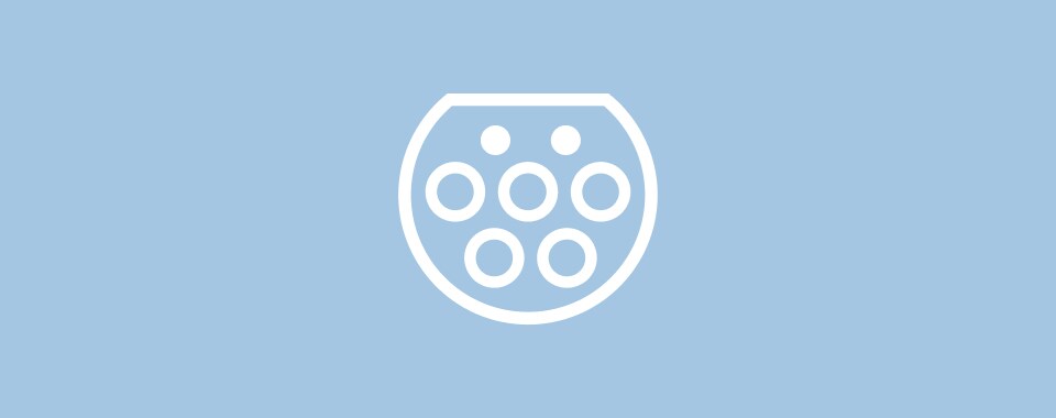 Schwarzes Symbol eines Elektroauto-Ladegeräts auf grauem Hintergrund