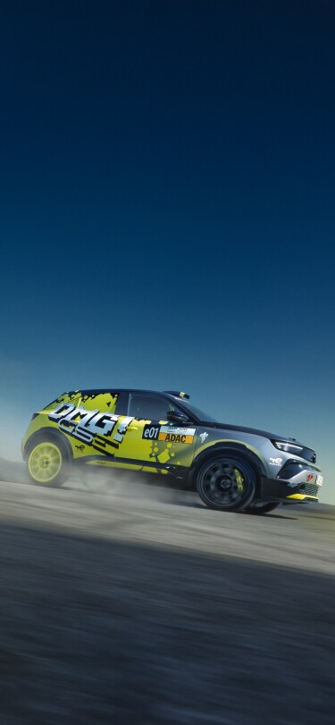 Vista laterale di un Mokka GSE Rally con sticker OMG GSE