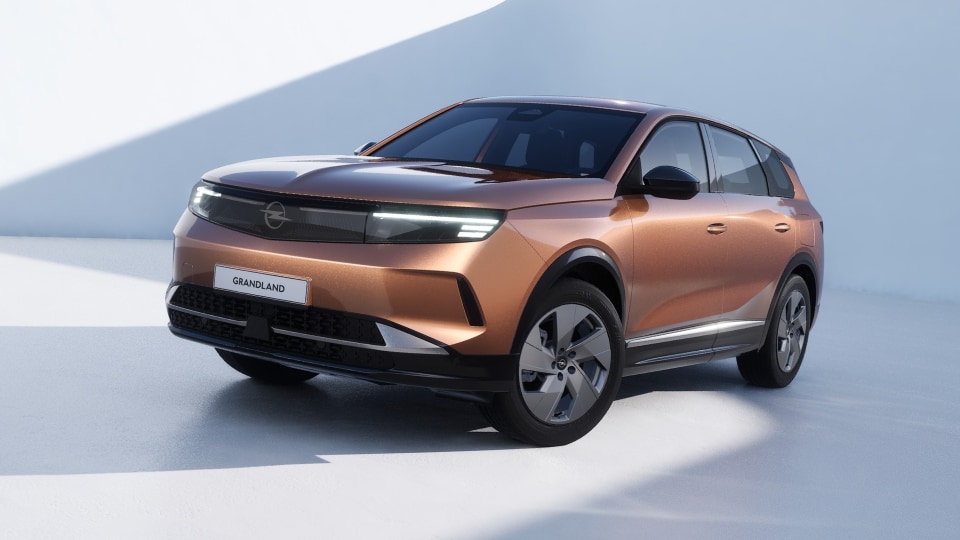 Seitenansicht eines kupferfarbenen Opel Grandland mit grauen Felgen
