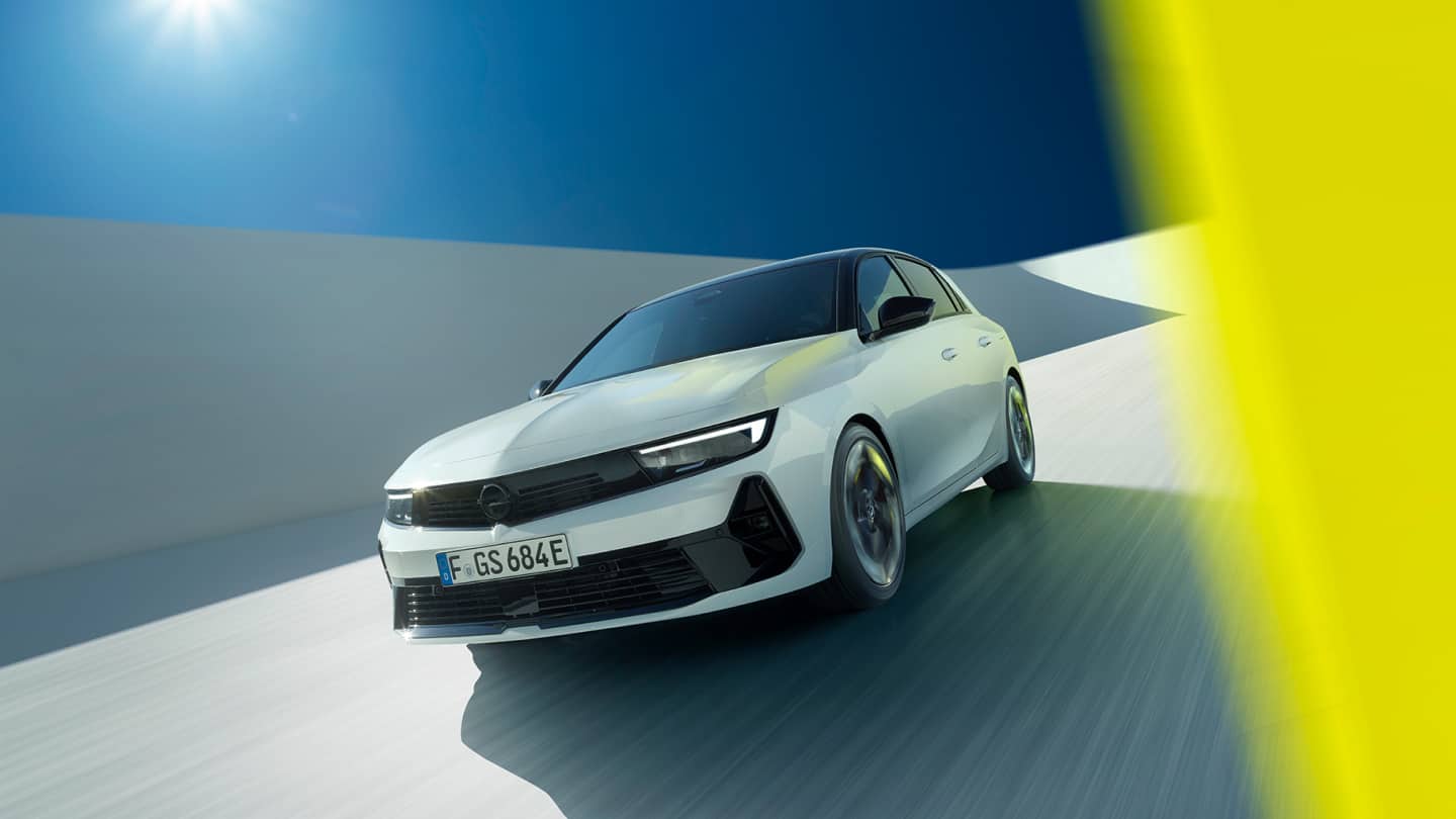 Vista laterale anteriore di Opel Astra Grand Sport Edition color argento