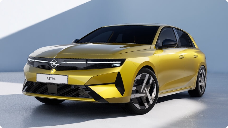 Seitenansicht eines Opel Astra mit grauen und silbernen Felgen