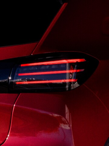 PEUGEOT E-208 firma luminosa posteriore