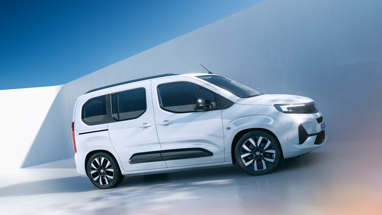  Seitenansicht eines weißen Opel Combo Electric