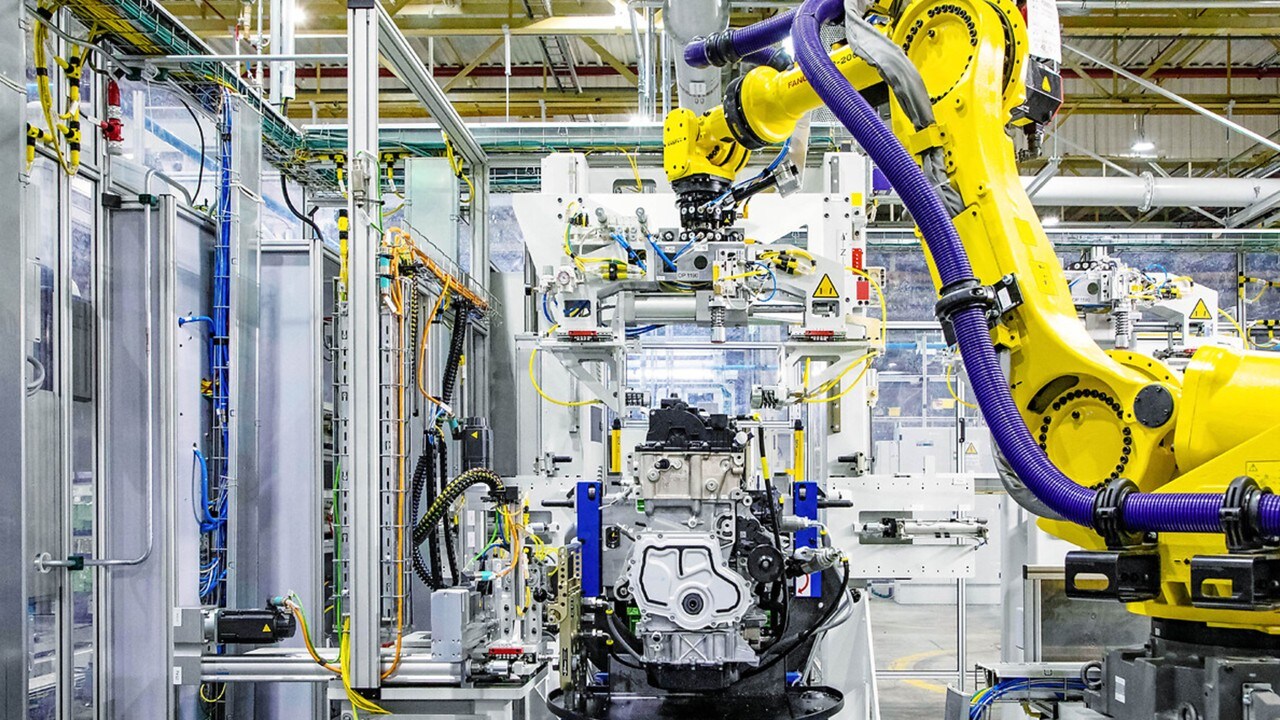 eine Halle mit Maschinen - Elektro Berufe